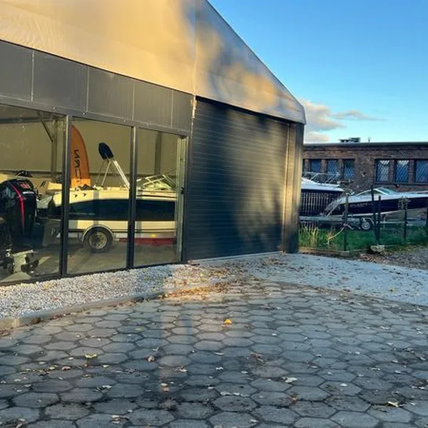 Salon Grupa Marine w Szczecinie z łodziami i silnikami Suzuki